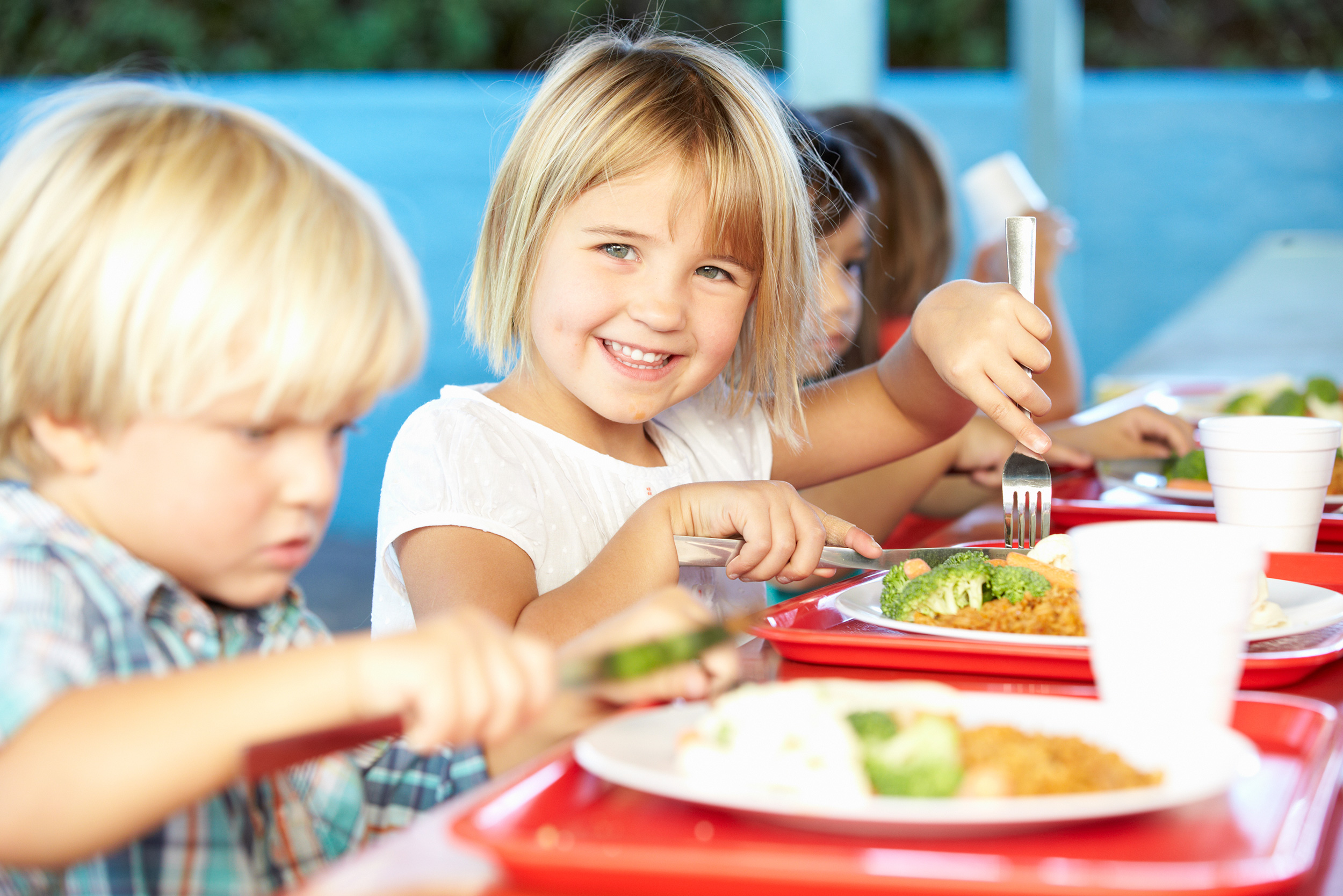 © Monkey Business Images/Shutterstock.com Kinder essen gemeinsam in der Schule