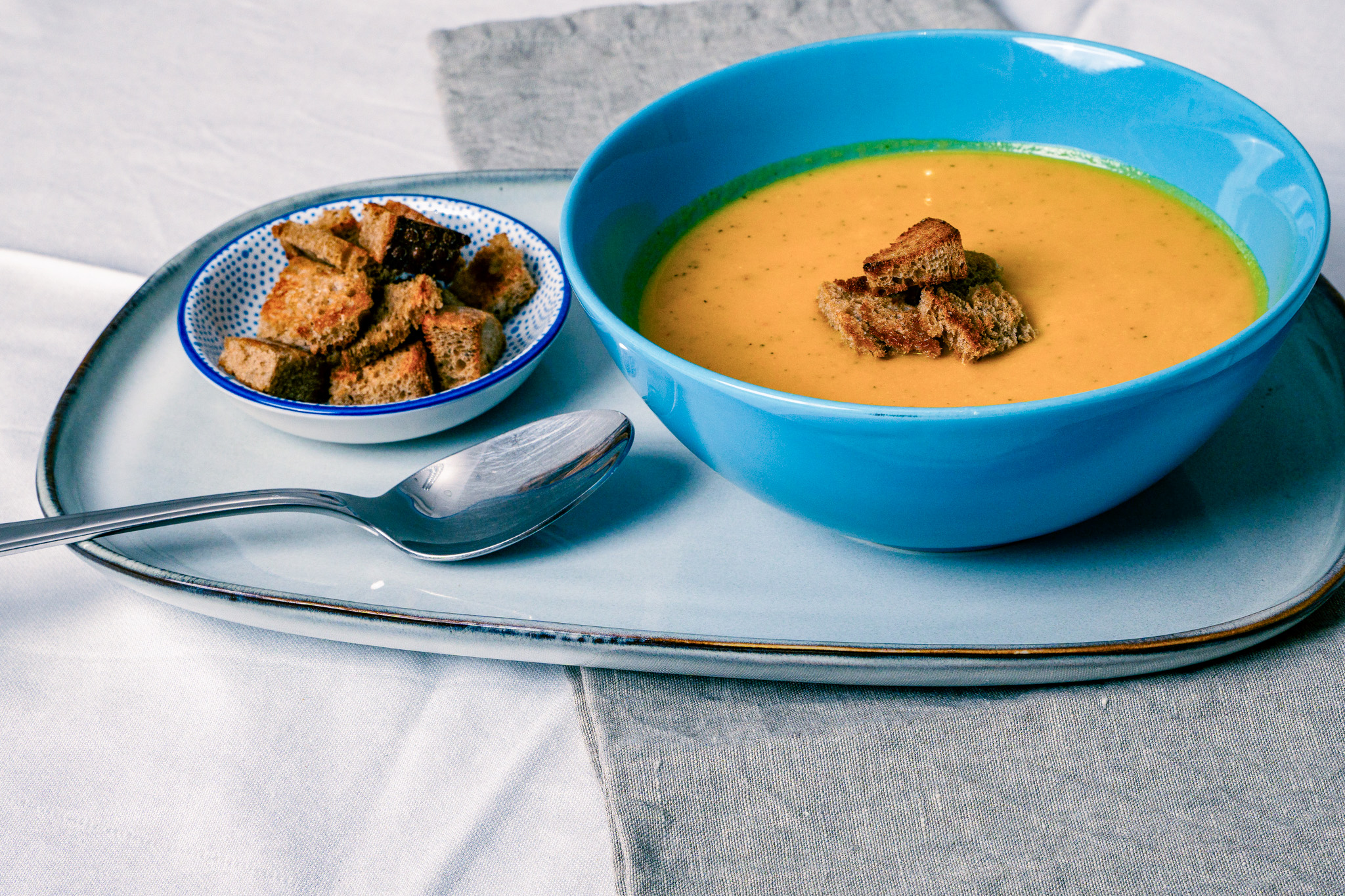 Abbildung von Karotten-Kokos-Suppe mit Brotcroutons