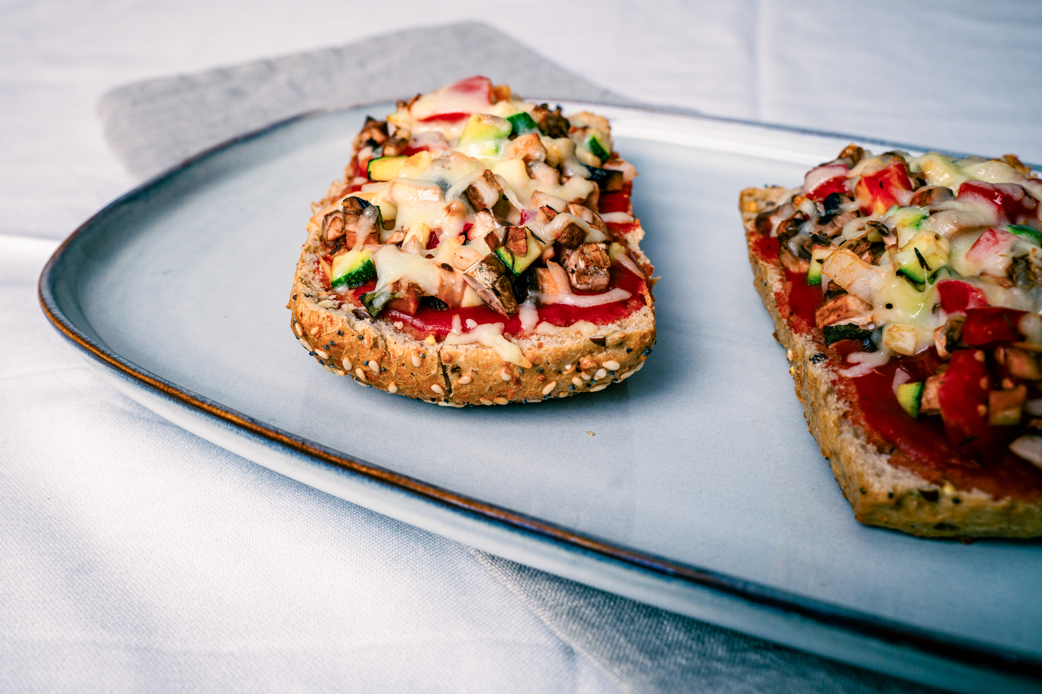 Abbildung von Ciabatta-Pizza-Schnitte auf Teller