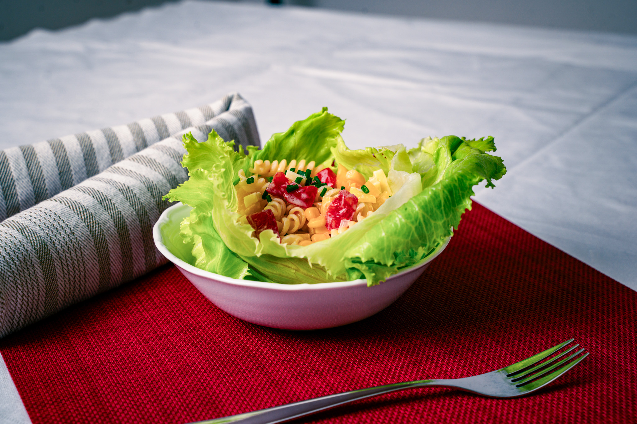 Abbildung von Nudelsalat im Teller mit Gabel