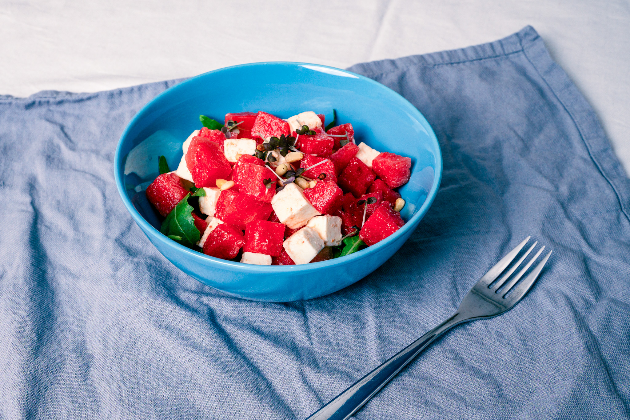 Abbildung von Melonen-Schafskäse-Salat im Teller mit Gabel