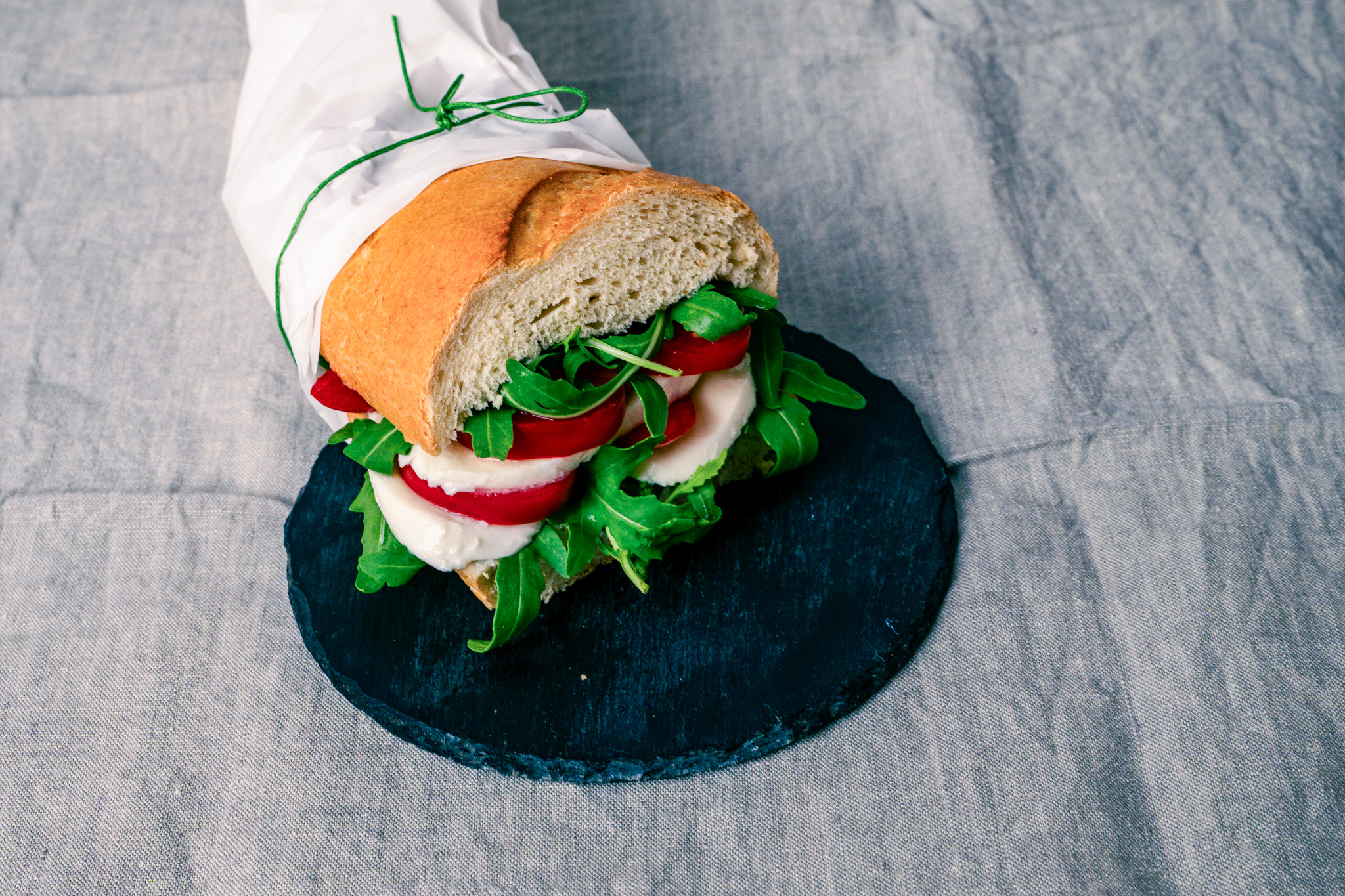 Abbildung von Mozzarella-Ciabatta auf Teller