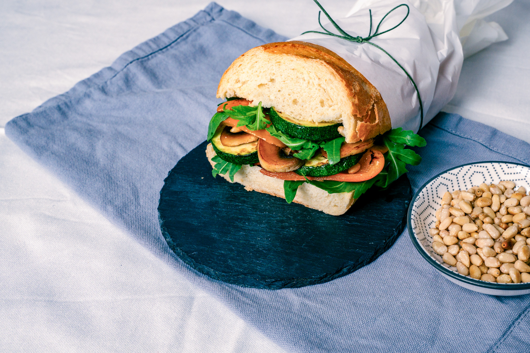 Abbildung von Antipasti-Ciabatta auf Teller mit Bohnen