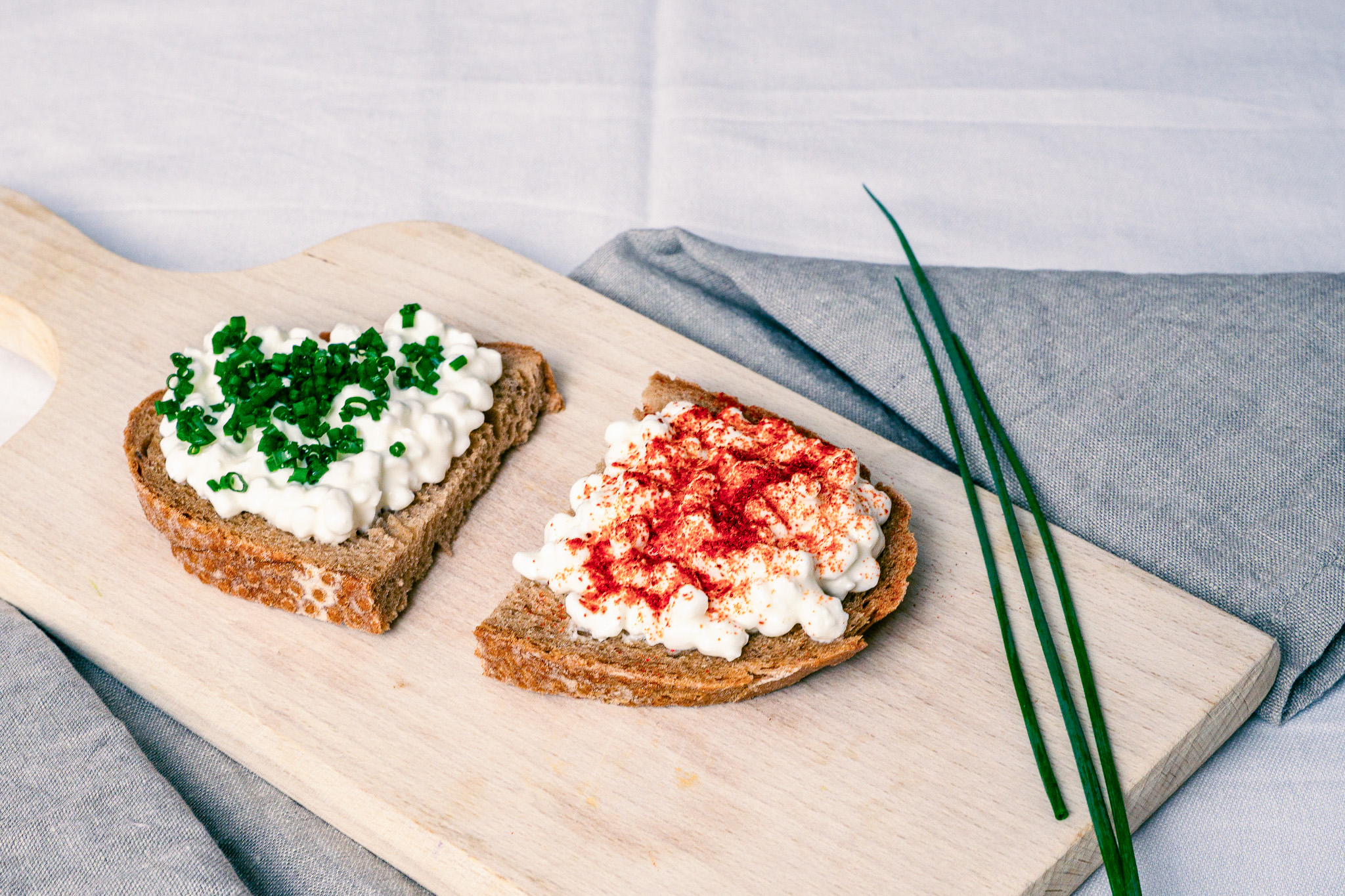 Abbildung von Hüttenkäse Duett auf Schneidbrett mit Schnittlauch
