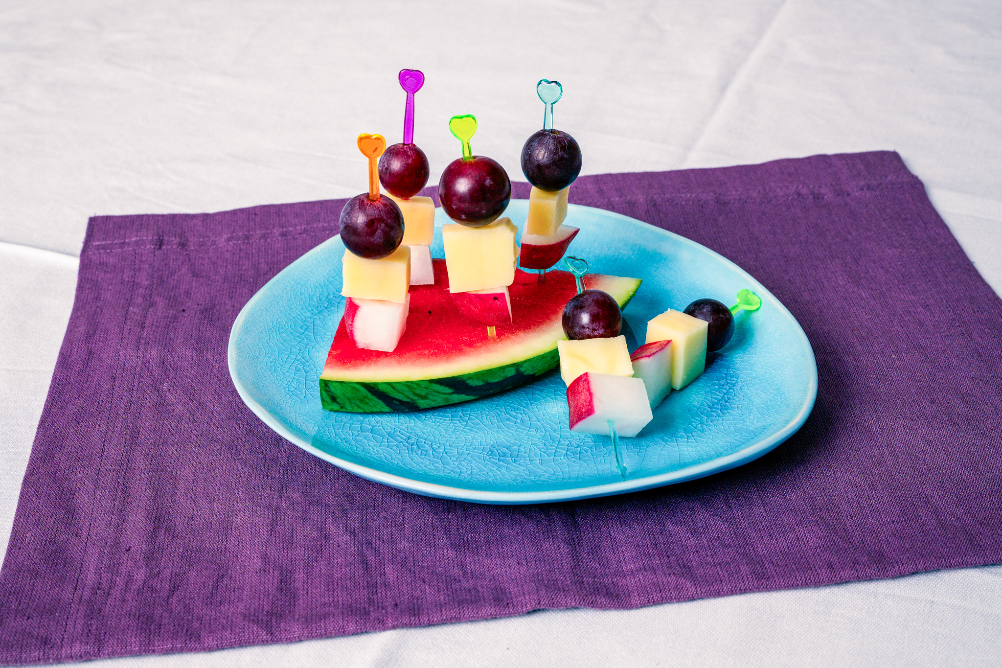 Abbildung von Obst-Gemüse-Käse-Igel auf Teller