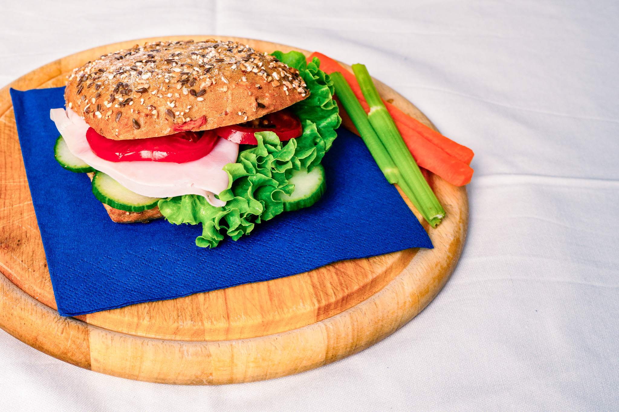 Abbildung von Antipasti-Ciabatta auf Holzteller