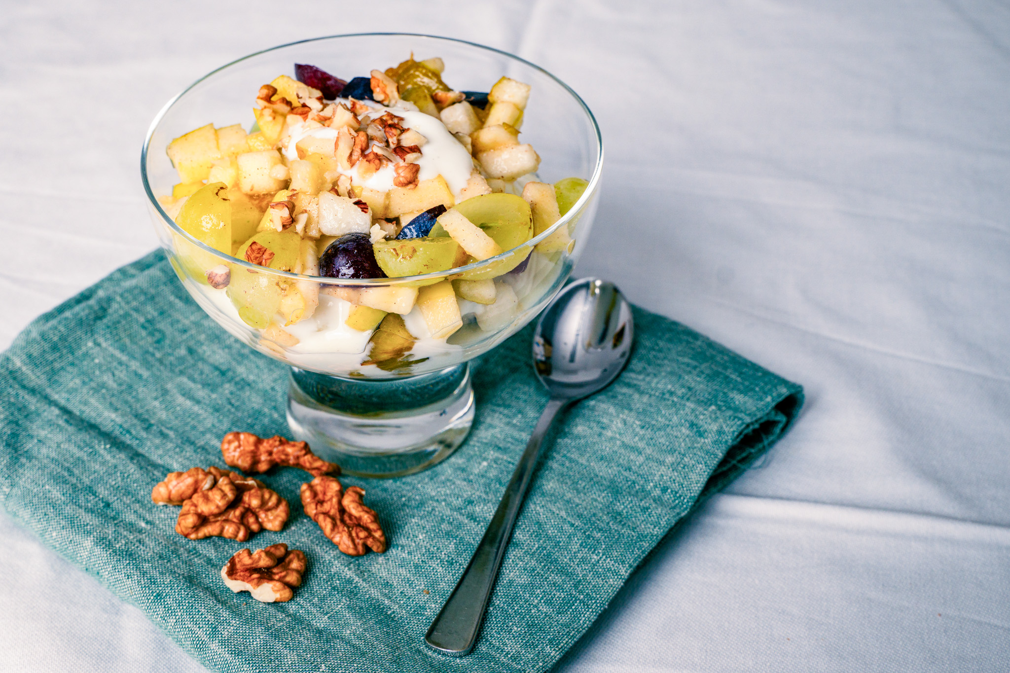 Abbildung von Herbstlicher Obstsalat im Glas mit Löffel