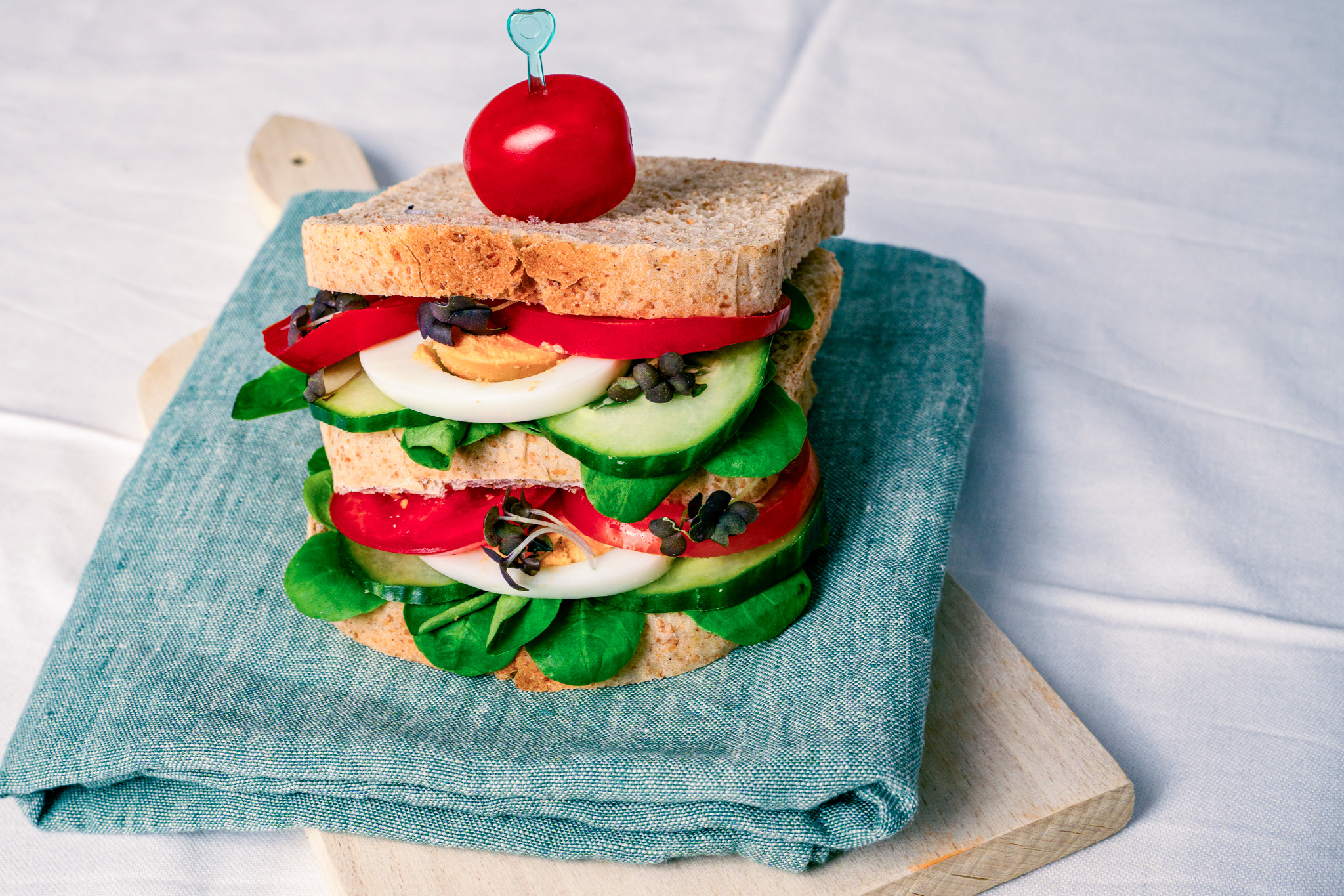 Abbildung von Club-Sandwich auf Schneidbrett