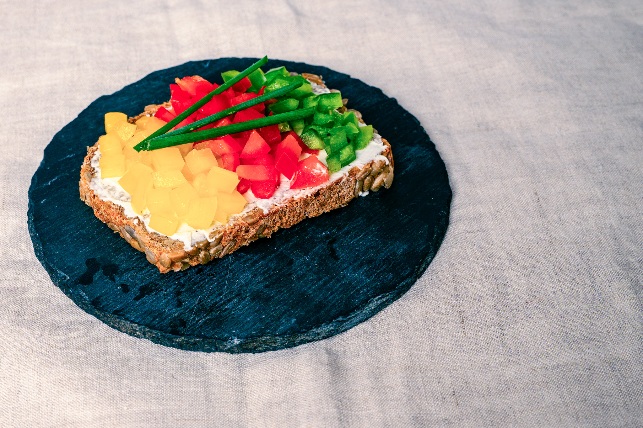 Abbildung von Buntes Gemüsebrot auf Steinteller