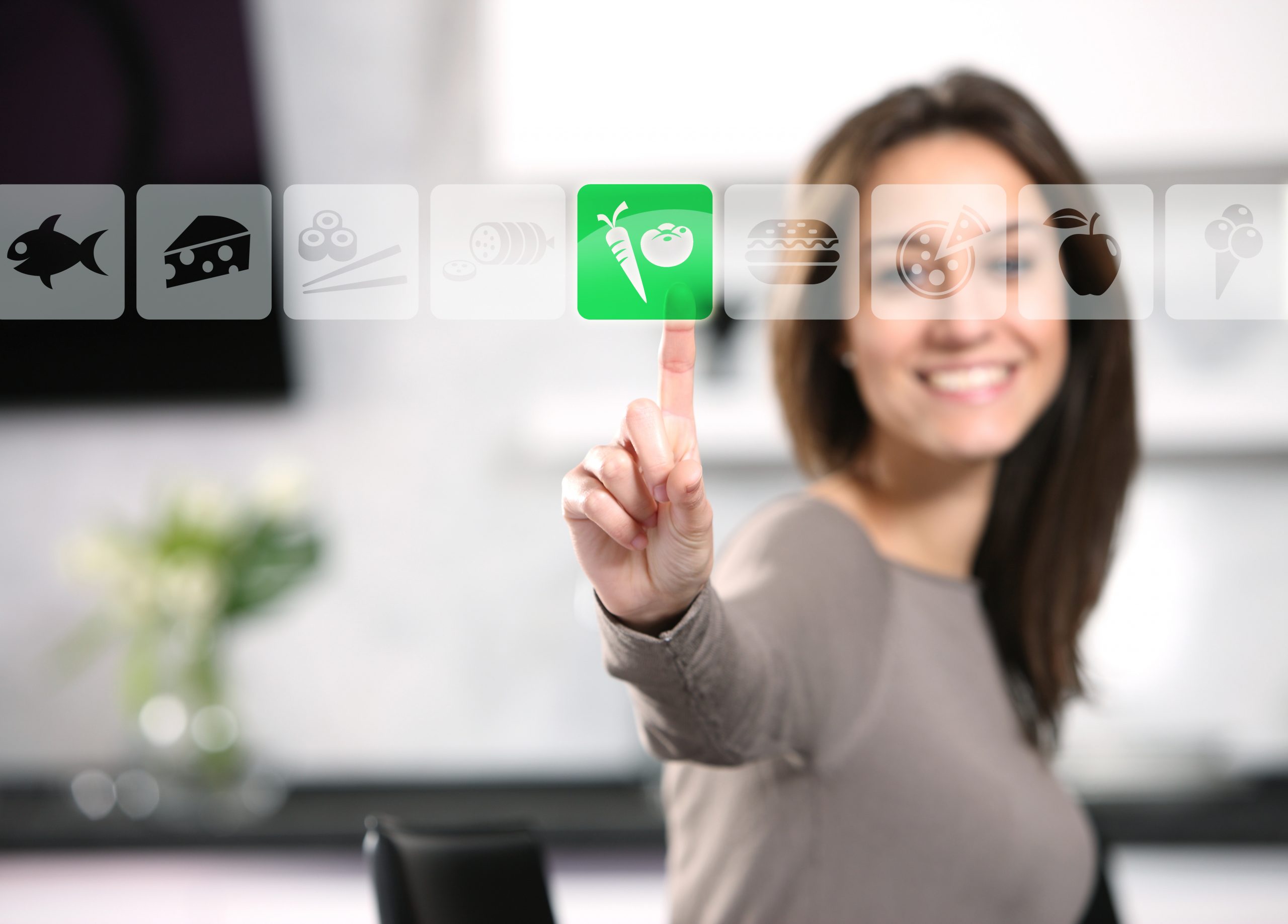 © Shutterstock Frau klickt auf ein Gemüsesymbol